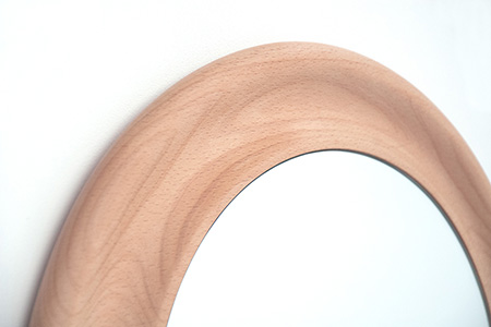 ソフトな木枠に囲まれたCraterミラーは遊び感覚ある非対称に重なった立体円形デザイン。サイズは2種類ある。