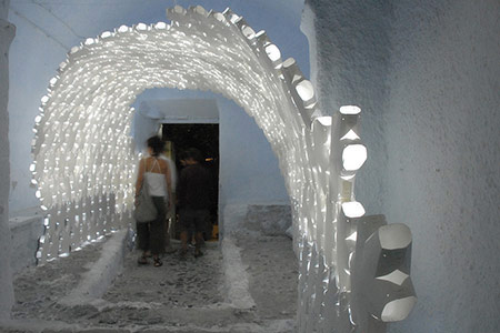Daphneは紙パネルの組み合わせにより自立型アーチがサントリーニ島内にあるトンネル空間を包むインスタレーション。