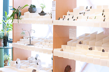 Ko is custom display design for a gallery shop in Kobe.
