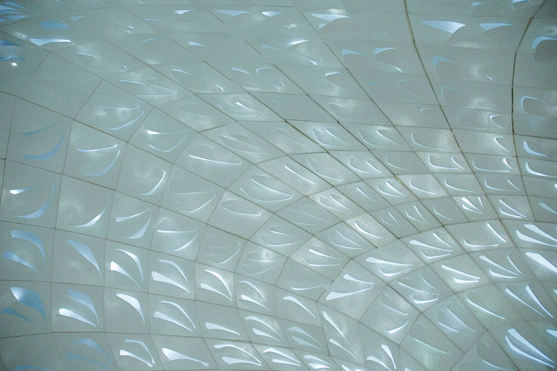 水彩紙パネルの裏からLED照明が照らされインテリア空間を覆う。