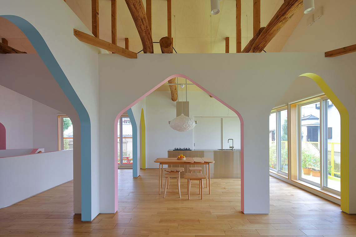 キッチンとダイニングエリアには24d-studioのカスタム家具 Moku+ が用意されている