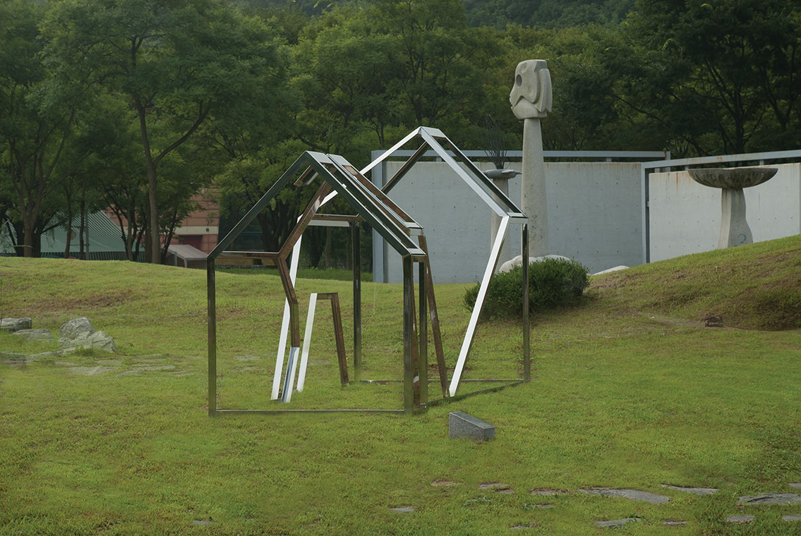 仁川大公園のHomeとそれを囲む彫刻。