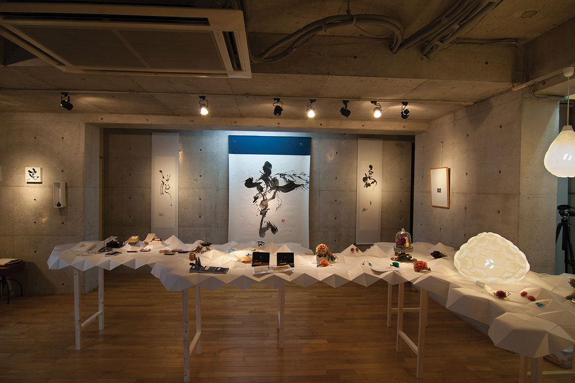 Kan is a temporary display system designed to exhibit a variety of design products in Kobe gallery.