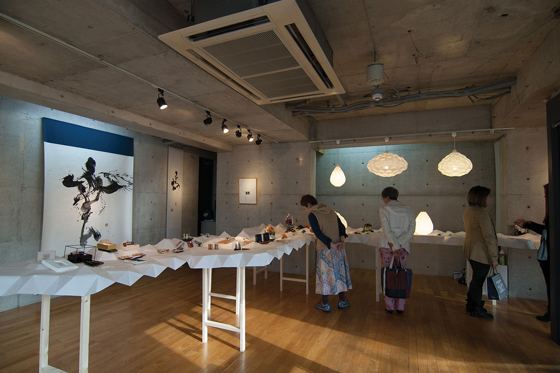Kan is a temporary display system designed to exhibit a variety of design products as hanko stamps, art objects, decorative beauty objects and jewerly in Kobe gallery.