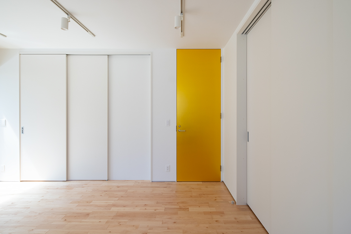 24d-studioによるスタジオリノベーションと金色塗装のドア