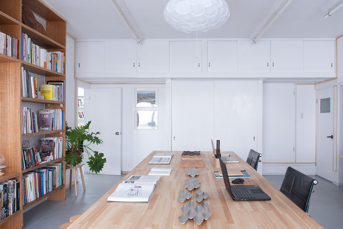 Kobe Studio の家具レイアウトは、可動式の机と椅子に柔軟に対応しています。