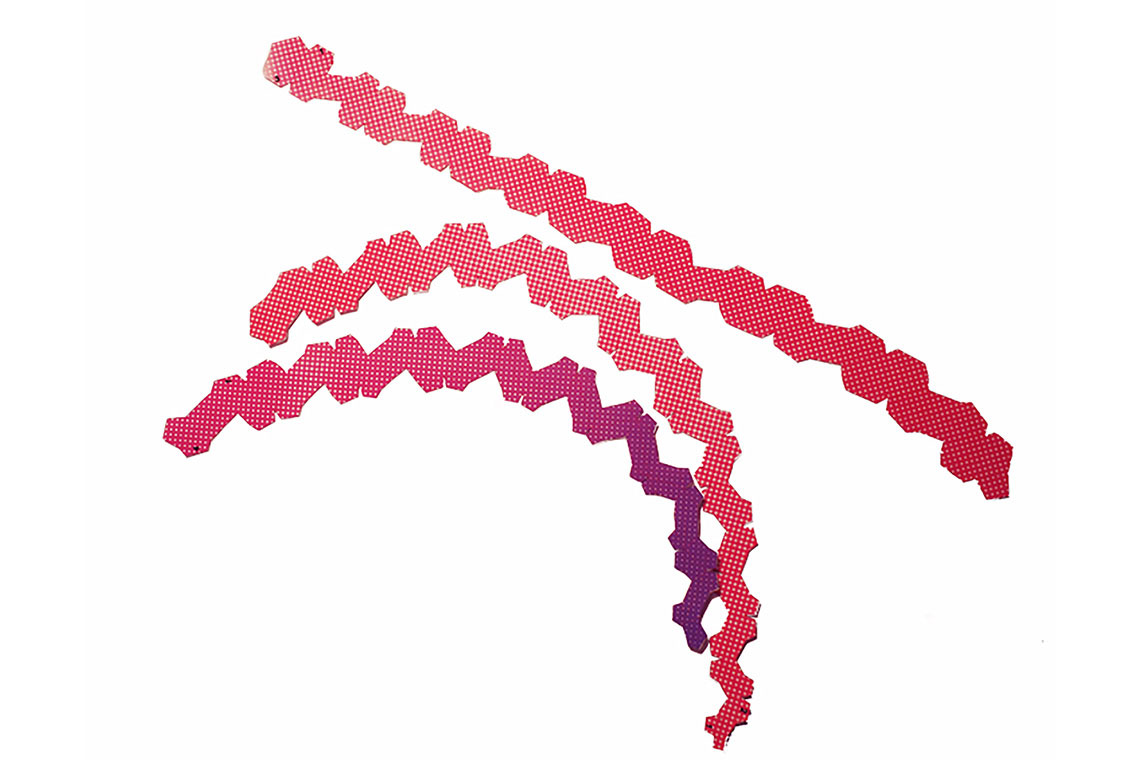 Pink Steamインスタレーション案は折り紙式ストリップ状パネルを組み合わせてコーン形状を確立させた。