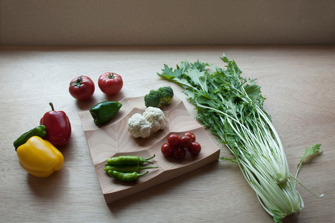 Small Storm tray in solid beech wood with vegetables on the kitchen table