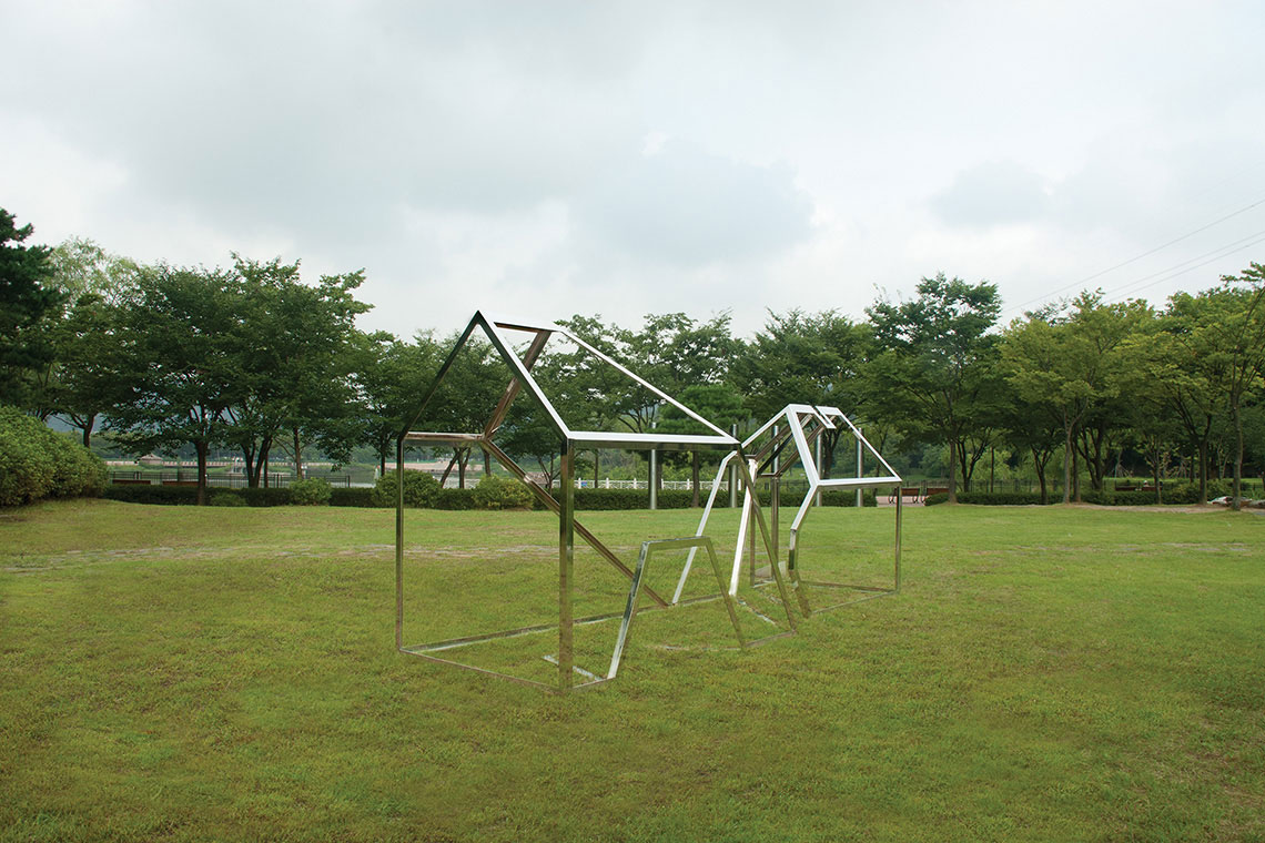 Home monument reflective stainless steel frame disappears into natural surroundings 